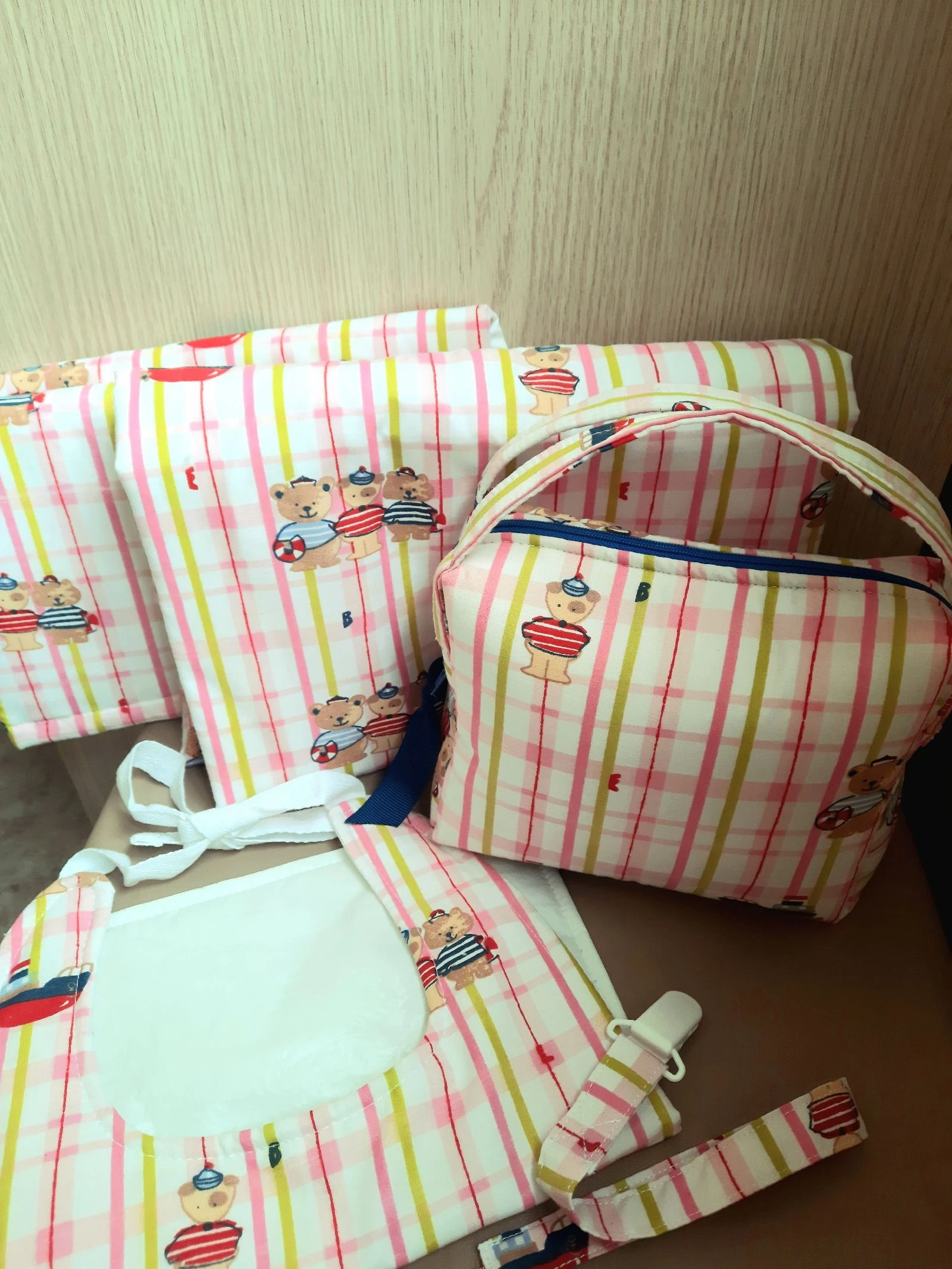 Lote bebê: trocador, necessaire, babadores e mais – photo 2